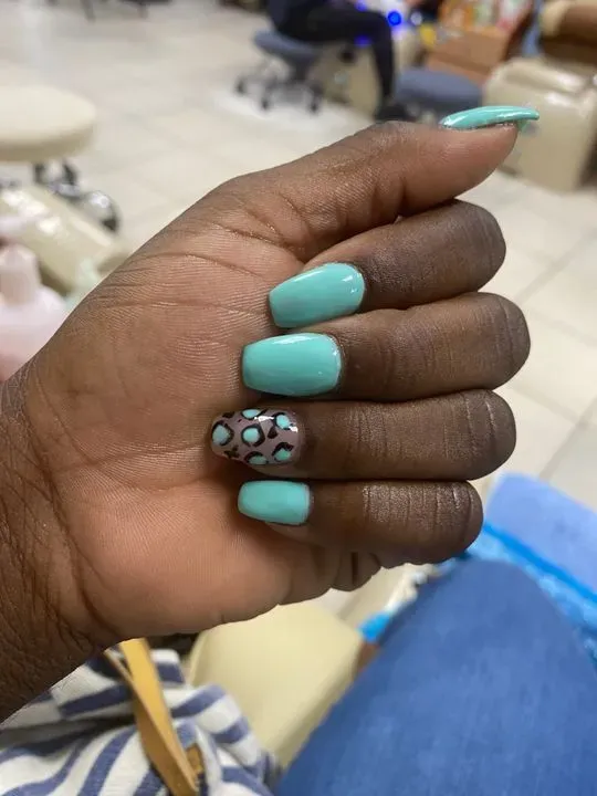 https://cdn.salonspotlight.com/photos/XPnHHVMXfDZ6O6oy0eWZ/56acd3b8-505c-45e9-afd1-5166e44f9838_720x720