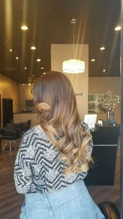 https://cdn.salonspotlight.com/photos/XQykealQJ8OjEQo0AbdD/03658a5c-f29c-42b3-8ff6-397280fb9010_720x720