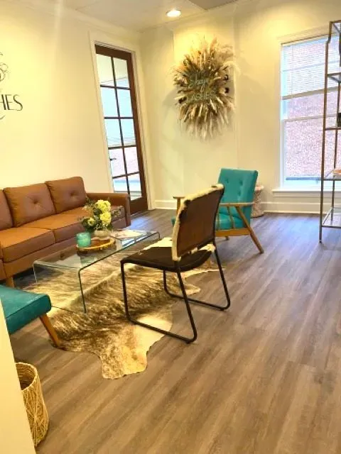 https://cdn.salonspotlight.com/photos/XRNEf4EeBv1YGcG78Qg9/b9420ea0-0eb8-42b8-89f4-5d7c25549e68_720x720