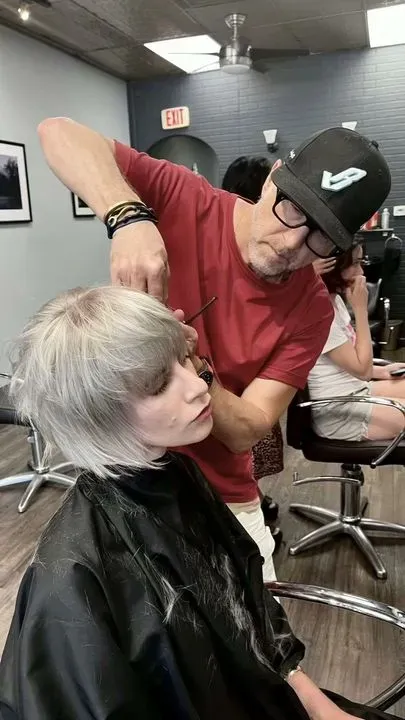 https://cdn.salonspotlight.com/photos/XSoGPz7AfCxwG6KBMavD/395e5ffa-f922-4f35-9a9b-4b9818a00c2e_720x720