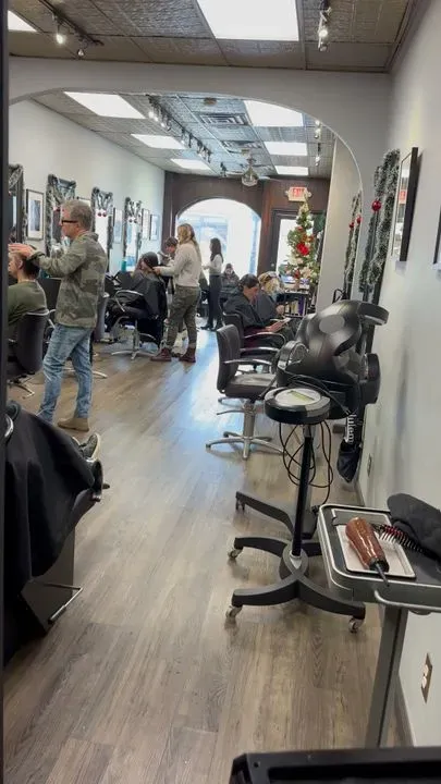 https://cdn.salonspotlight.com/photos/XSoGPz7AfCxwG6KBMavD/4b51f092-90e3-4323-b574-fa5802e8a007_720x720