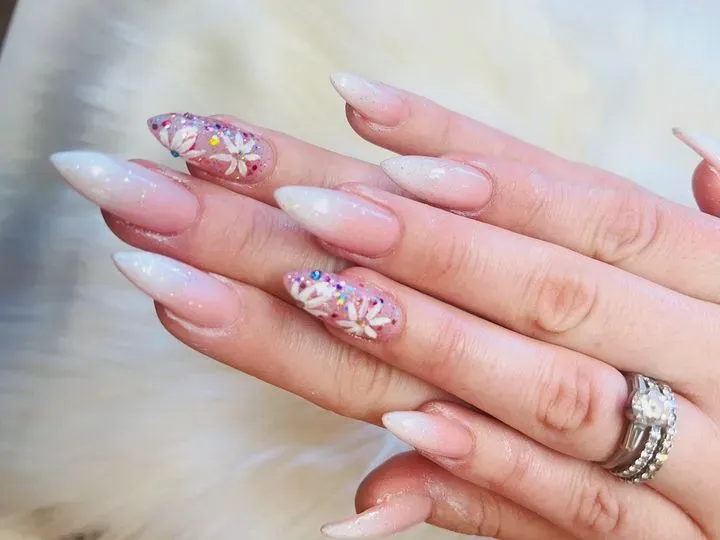 https://cdn.salonspotlight.com/photos/XTOqvHqHlmzsEc5jiiPT/eb3c5e60-1a2b-4fdd-a2ee-80ded0b7b779_720x720