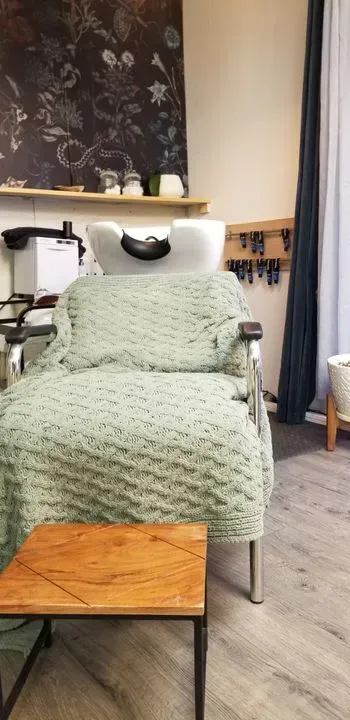 https://cdn.salonspotlight.com/photos/XUA5eSVlT4AxDQGz67xz/2cbd8c57-7119-4297-a387-b3941acf3ae5_720x720