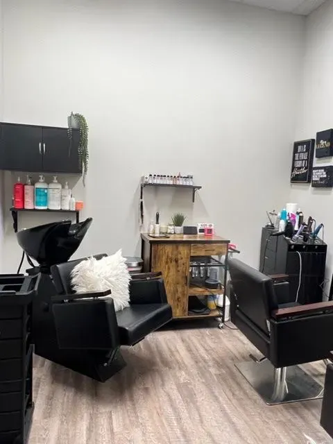 https://cdn.salonspotlight.com/photos/XWxaoDMWDZ2Os7mDXYkY/ae1e11c0-38a3-44c1-84b9-1941cf55be9b_720x720