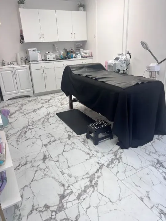 https://cdn.salonspotlight.com/photos/XYJngMf0VFDTMgrgwoAC/c9f3496c-3209-4c04-bb8a-893bf68d229d_720x720