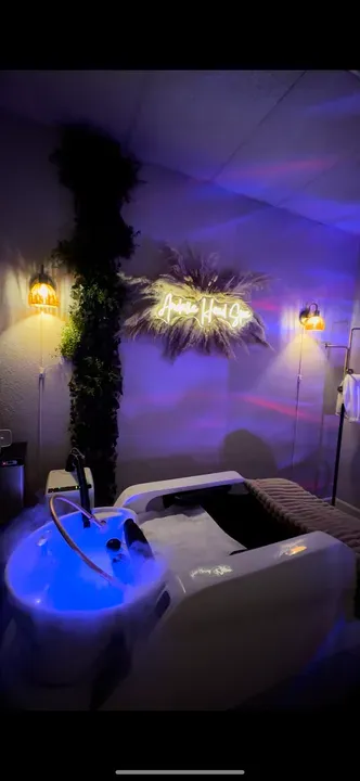 https://cdn.salonspotlight.com/photos/XbOcMXInlkM7EbBwrnvH/05779468-6caa-432f-ba45-0224d166e5db_720x720