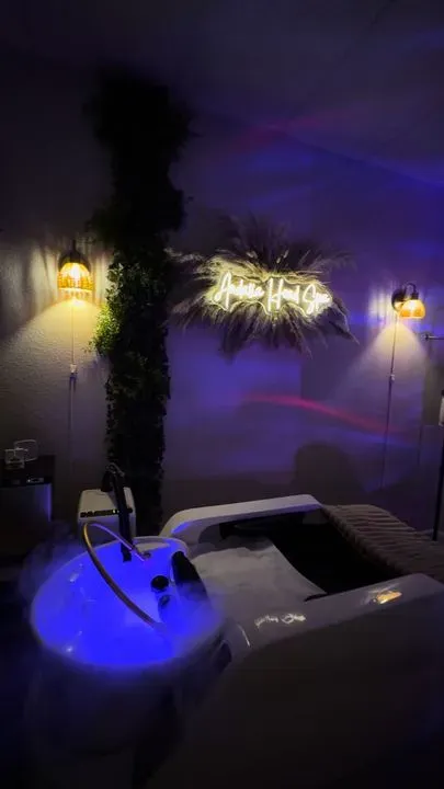 https://cdn.salonspotlight.com/photos/XbOcMXInlkM7EbBwrnvH/12d9a355-85f4-4882-a828-c2c354dc0646_720x720