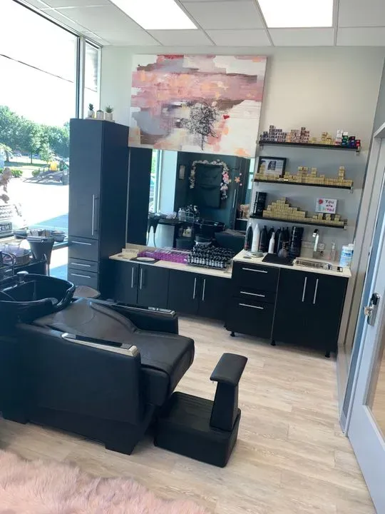 https://cdn.salonspotlight.com/photos/XbOhpkKpo2gk9GIZl1Qa/2545f922-b12a-4aee-89e1-9ef5a4473540_720x720