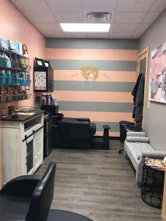 https://cdn.salonspotlight.com/photos/XbOhpkKpo2gk9GIZl1Qa/60b72c2b-f1ea-40c1-a8e9-ece5edd00a7c_720x720