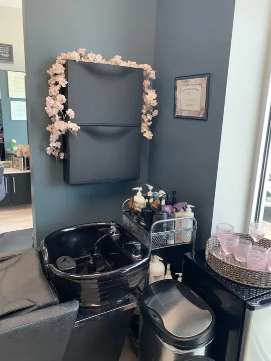 https://cdn.salonspotlight.com/photos/XbOhpkKpo2gk9GIZl1Qa/7ee76287-76c4-4e68-9c8a-fee7ce6b28df_720x720