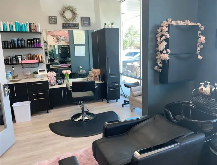 https://cdn.salonspotlight.com/photos/XbOhpkKpo2gk9GIZl1Qa/8f96a02a-9474-4f8a-b29c-aeda3b77d8db_720x720
