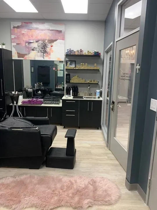 https://cdn.salonspotlight.com/photos/XbOhpkKpo2gk9GIZl1Qa/a72ff807-1d1d-4527-bc83-03db798f6d0f_720x720