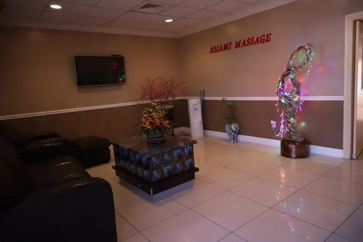 https://cdn.salonspotlight.com/photos/XfXeWFmS8reYSArvqVxq/689ab715-8051-4333-a3dd-35be507bf10d_720x720