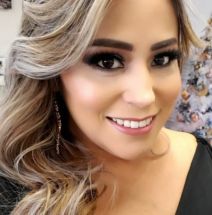 https://cdn.salonspotlight.com/photos/XgFHLpkeOhI76xEWBTHE/1576980c-e350-4589-a27c-5b03c166872b_720x720