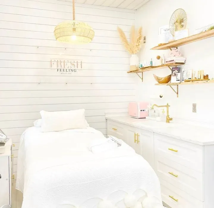 https://cdn.salonspotlight.com/photos/XoCSy6oiy83rAkmC43jD/32762193-9126-4c6e-9ff9-63e1d197d83f_720x720