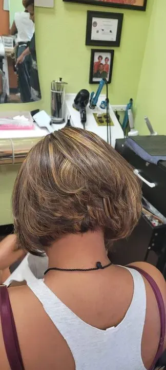 https://cdn.salonspotlight.com/photos/XodC0Ce3CwiKn7b0w7EG/b86f825a-3032-4673-b2e0-a9743f1d13c9_720x720