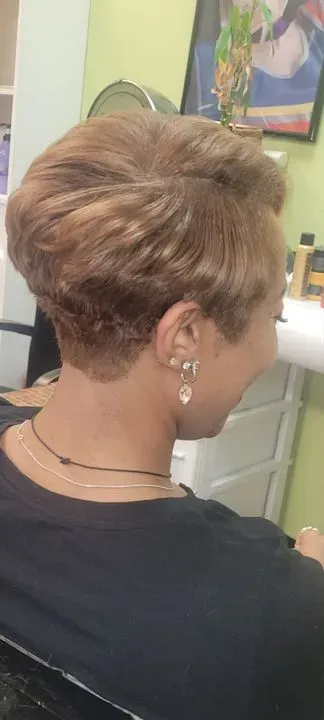 https://cdn.salonspotlight.com/photos/XodC0Ce3CwiKn7b0w7EG/c15439fa-f0b0-4312-8997-c1218b50c1c1_720x720