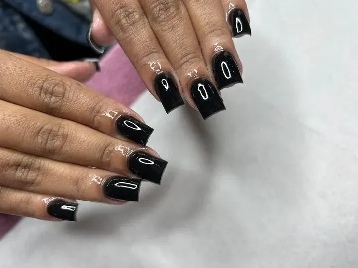 https://cdn.salonspotlight.com/photos/XplC5W25VgBLuvBQW4pq/1a9376b1-2b73-4b0d-bf12-ed67cfe4c43e_720x720