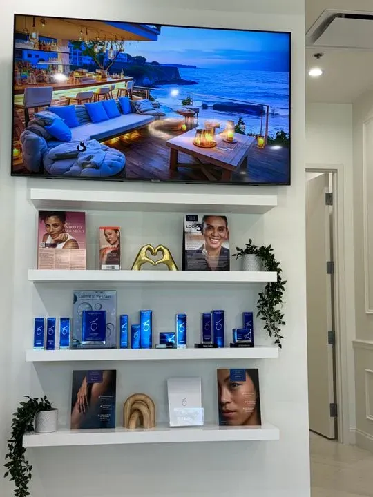 https://cdn.salonspotlight.com/photos/XpqWhYzcMgtsK0CcWDXo/b32e4d4a-4d72-4b6b-ad35-c4916f8a6fe7_720x720