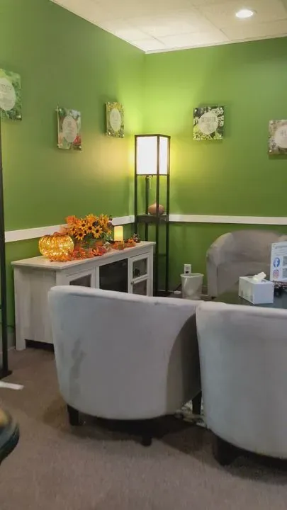 https://cdn.salonspotlight.com/photos/XrWMcQch720SOjCU23Go/2f70c4bb-8555-4cd2-a0ac-2ae81792694c_720x720