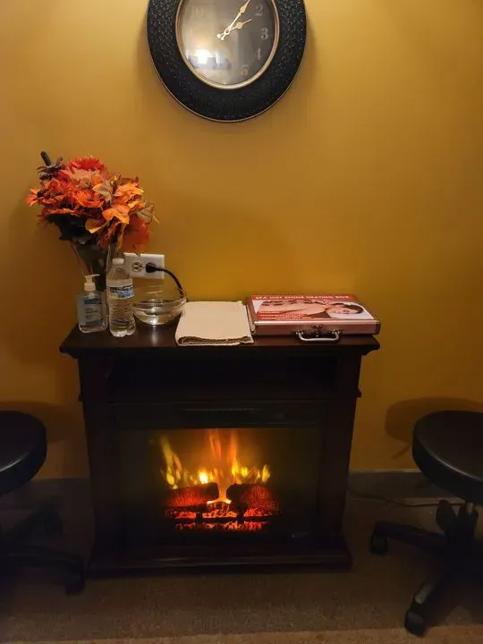 https://cdn.salonspotlight.com/photos/XrWMcQch720SOjCU23Go/e3ee149b-b43d-4c83-9496-c5c37c6d5b58_720x720