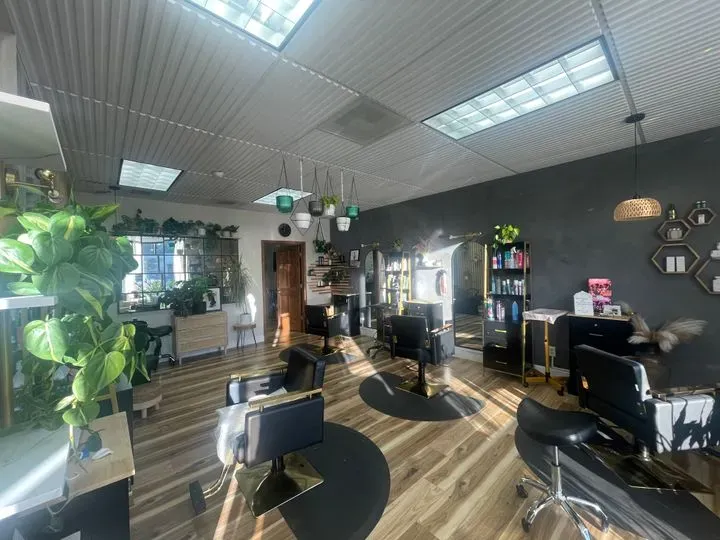 https://cdn.salonspotlight.com/photos/XrzzrIh57eFWdESUlDor/70e5b36e-45a5-49a6-abfa-d8a4e287dca0_720x720