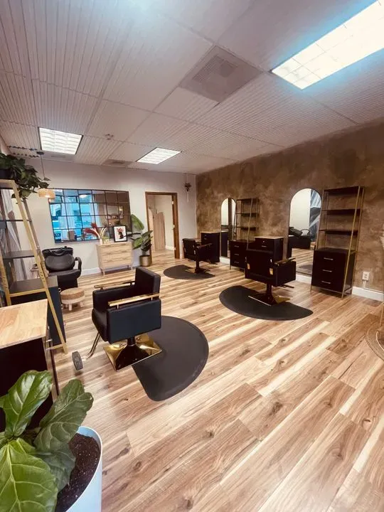 https://cdn.salonspotlight.com/photos/XrzzrIh57eFWdESUlDor/85cd8441-e229-4eea-8016-5d0db7bc7e03_720x720