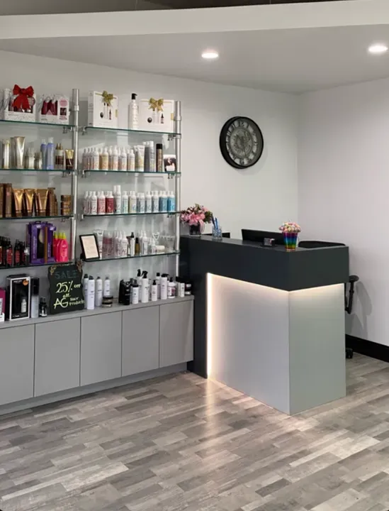 https://cdn.salonspotlight.com/photos/XsFMR0p8hkUC4FICWHEx/d682bf2f-99c1-44cf-a7c4-d426ec6ec352_720x720