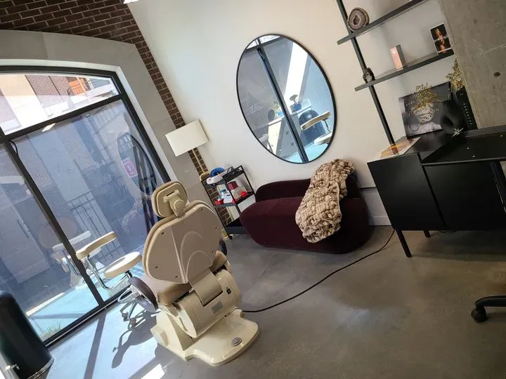 https://cdn.salonspotlight.com/photos/Xti2VuU8zBybNxEAaHFE/cf0ec8cc-c56e-47d0-b433-31f6c9e8a442_720x720