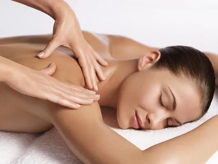 https://cdn.salonspotlight.com/photos/XuI16khlyfGSewRxh0X2/c4e9c1a2-d28a-4036-9219-8c9a1125e563_720x720