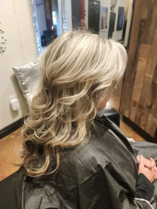 https://cdn.salonspotlight.com/photos/XuiGav8yNgkrSOeODt8M/f73ef136-d69a-48ac-8d21-2454e02c39dd_720x720