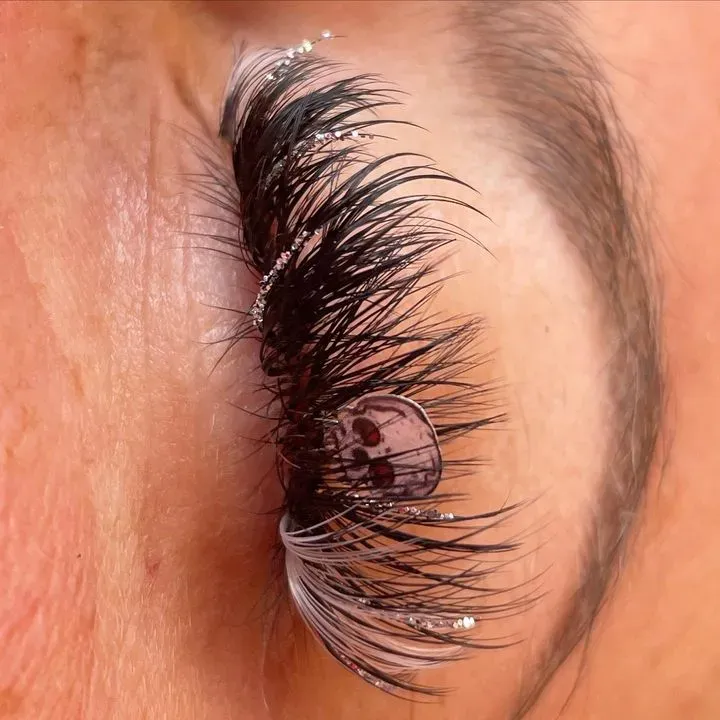 https://cdn.salonspotlight.com/photos/XxvDvEoCMPfPHKxk91r5/7bb14967-b822-44a3-b685-13f9131f3b11_720x720