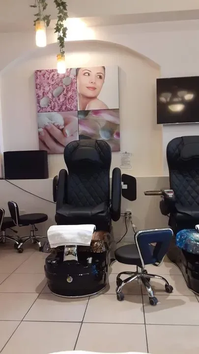 https://cdn.salonspotlight.com/photos/Y0kqGFxityR4zHqFMPNo/692afbb4-cf21-41db-bccd-48468a6b0ec8_720x720