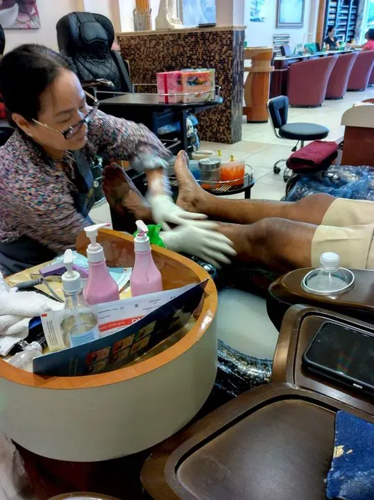 https://cdn.salonspotlight.com/photos/Y0kqGFxityR4zHqFMPNo/c98d54db-755b-4bdc-9adb-7e6ca4f52cc0_720x720