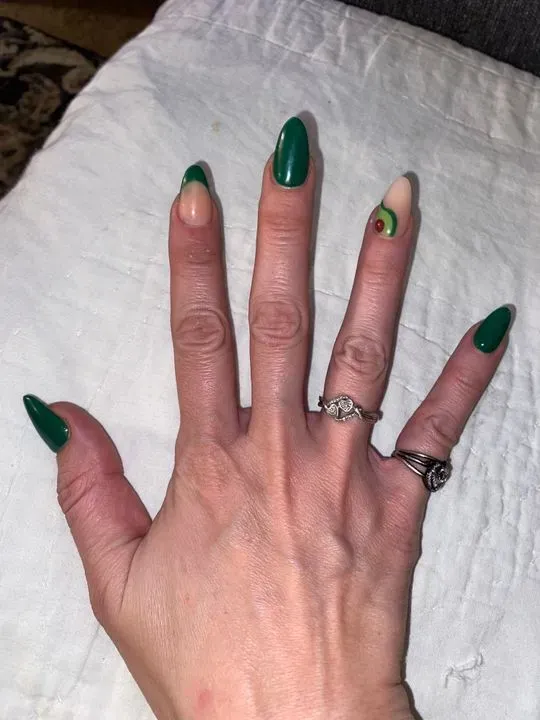 https://cdn.salonspotlight.com/photos/Y0kqGFxityR4zHqFMPNo/e25cd75e-14b8-4842-a13c-36a02266b447_720x720