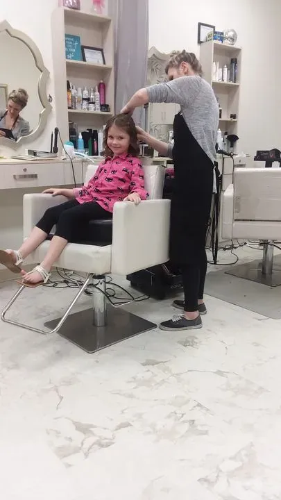 https://cdn.salonspotlight.com/photos/Y2ZX8fmEfpbFhbBY17J7/be23b184-a6b1-4cb1-a0a5-6143c5e77876_720x720