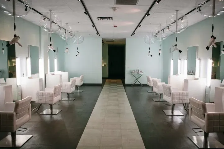 https://cdn.salonspotlight.com/photos/Y3aAHrBp5DsxJAjnP7w1/155e7aba-86db-4bd8-9323-4a2d8bccc542_720x720