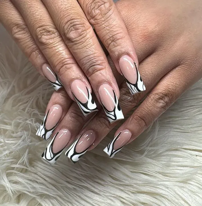 https://cdn.salonspotlight.com/photos/Y3uxLyXdGVL9doxe54bn/df3d4754-e0a1-45da-b655-20adc271768d_720x720