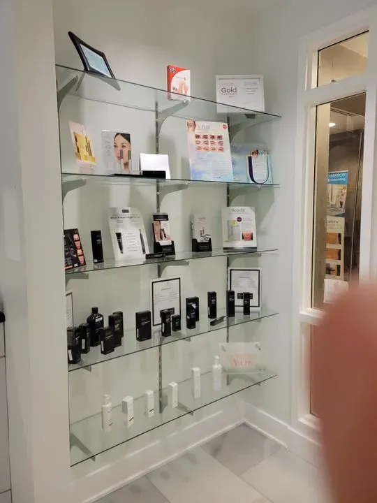 https://cdn.salonspotlight.com/photos/Y4pS97ZC0NDQv24IbNfv/d1c8e4f7-f381-43be-9a4a-8ac4f08b6b1a_720x720