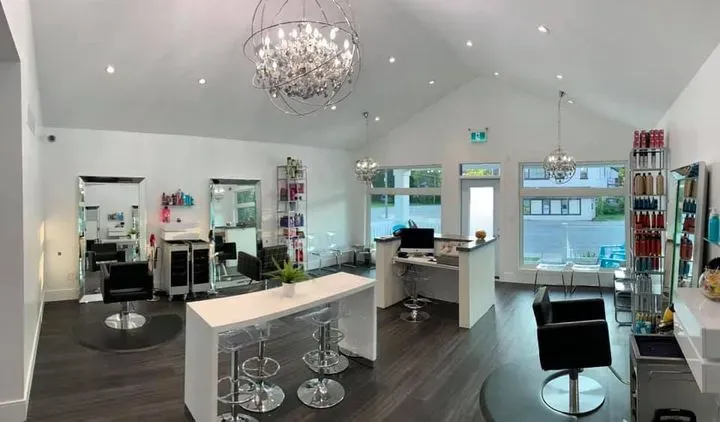 https://cdn.salonspotlight.com/photos/Y9YynmQktKoV3KGWNSbP/d81fed0b-af88-43af-b7e7-24276551a82b_720x720