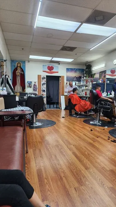https://cdn.salonspotlight.com/photos/Y9rJS1HWfKjrYO7Ihxkn/ae44b1b6-4f4e-43c4-9ffd-3c902f64fdc7_720x720