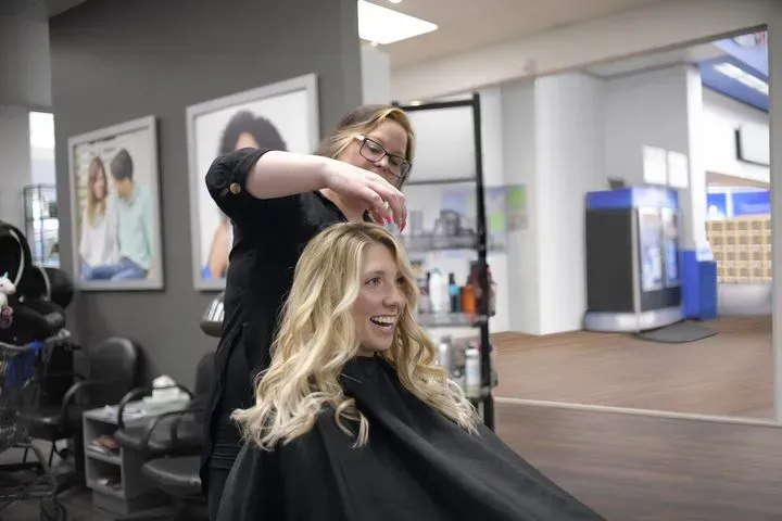 https://cdn.salonspotlight.com/photos/YAURcKpJg2D5TsPUfvkH/8a5a0b76-13f1-4832-9b26-88089fea5959_720x720