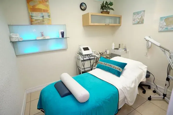 https://cdn.salonspotlight.com/photos/YAb6sbeK4SwiR83CsXQ4/7c094f1f-39a9-46a9-b3e1-897d098b2014_720x720