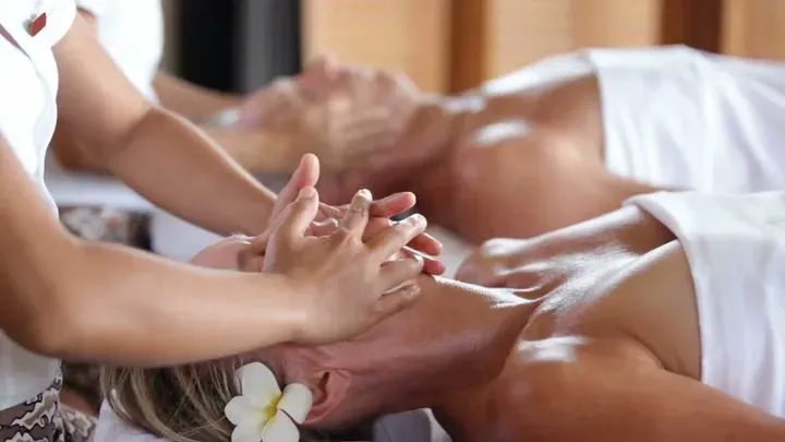 https://cdn.salonspotlight.com/photos/YAb6sbeK4SwiR83CsXQ4/f6d60638-8328-490f-bcb0-fcc65c79efbd_720x720