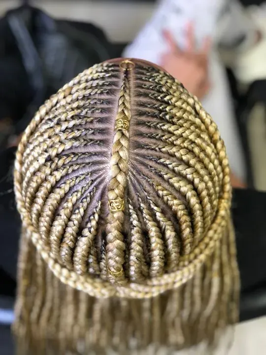 https://cdn.salonspotlight.com/photos/YBiKJB9jO70F5GlNkBhS/575b95a4-a6b3-43ec-b551-74e0d3727d2a_720x720