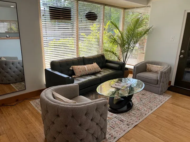 https://cdn.salonspotlight.com/photos/YC0SXgGw2SEkjQWJ5Lyw/53f52578-4a45-4d2e-800b-984c30be3a61_720x720