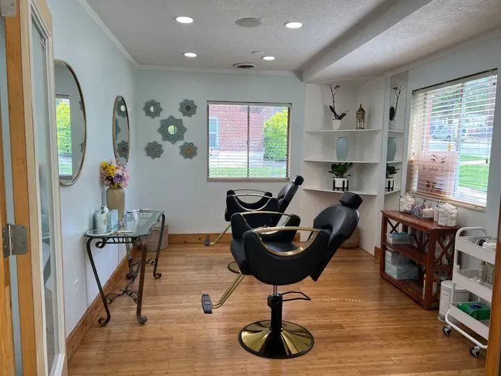 https://cdn.salonspotlight.com/photos/YC0SXgGw2SEkjQWJ5Lyw/a8cca154-f2e4-419e-a354-82bfdd42ed6d_720x720