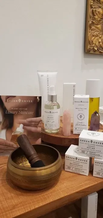 https://cdn.salonspotlight.com/photos/YC3JyEnli8c9gR6loHeg/1daf284d-c058-43c6-8882-a90f10aea5bf_720x720