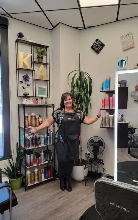 https://cdn.salonspotlight.com/photos/YEY0fQV560YcYFtcRRTj/8ce06167-e8a0-42f5-b41c-db3c00525fd2_720x720
