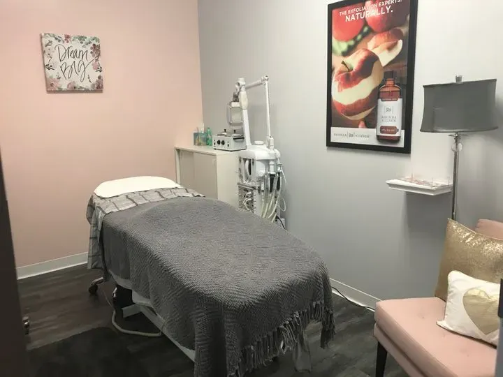 https://cdn.salonspotlight.com/photos/YI3adwetrxXD0zjLld4X/9323da0c-d6ce-4f83-b06d-357a6f75c257_720x720